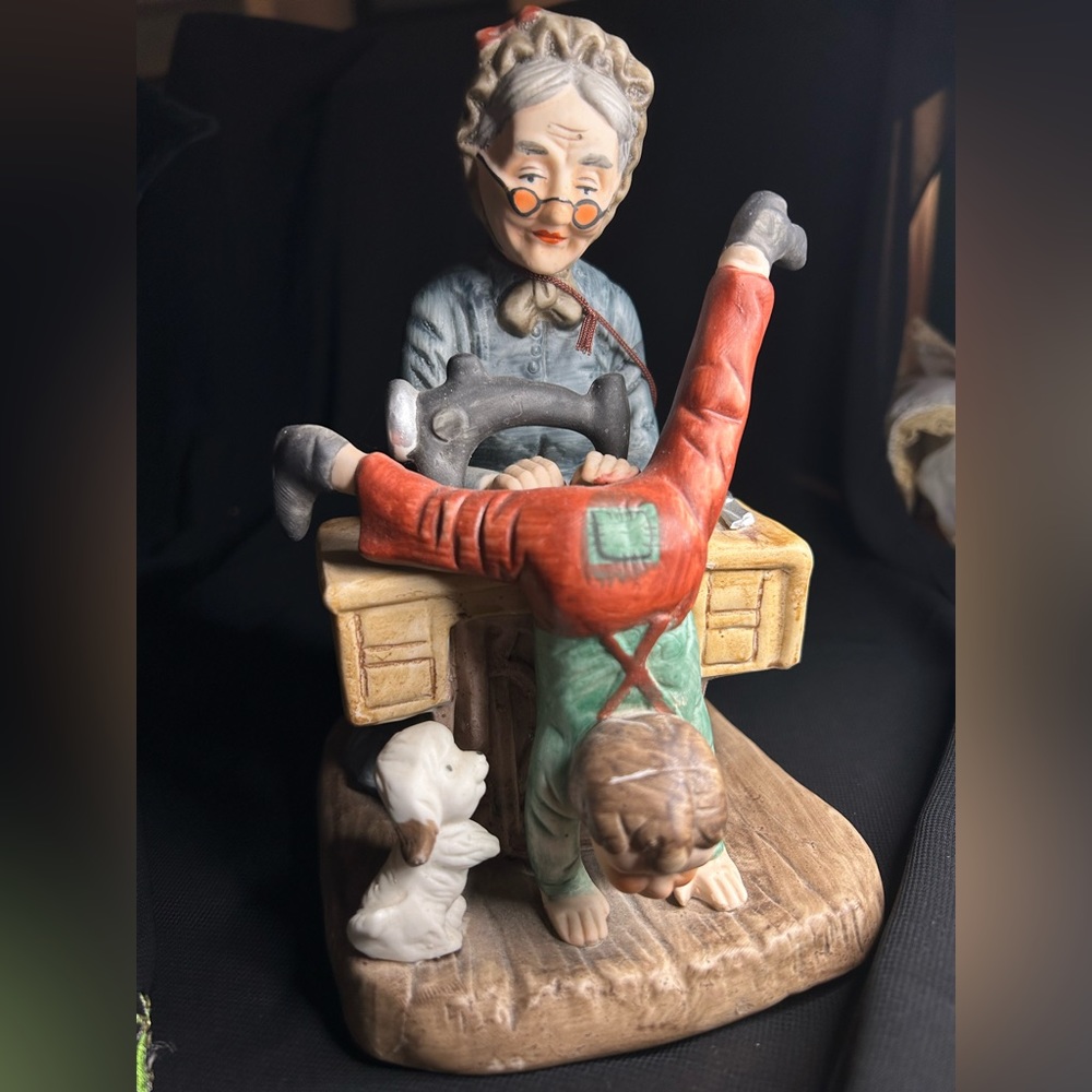 ARNART IMPORTS VTG Porcelain Figurine. No chips or cracks.